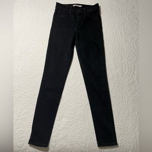 Black Levi’s 720 high rise super skinny jeans. Size 26